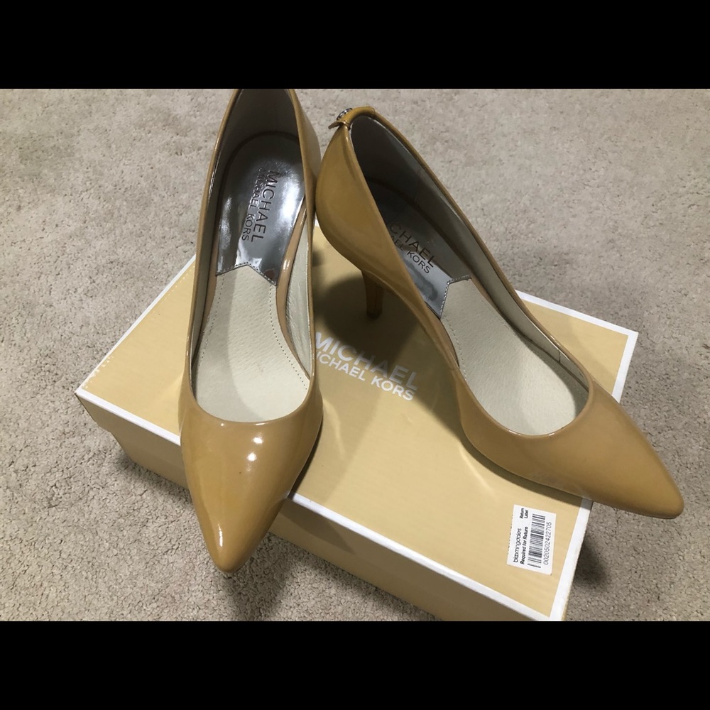 Brand new Michael Kors Heel Shoes Flex Mid Pump Leather Beige